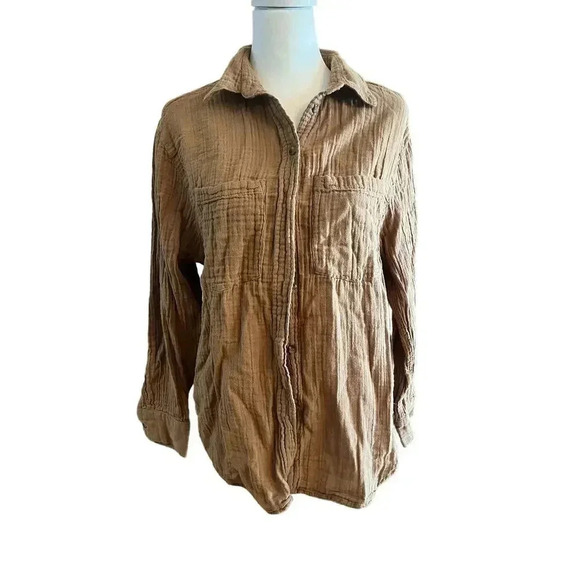 H&M Tops - H&M TEXTURED BUTTON TAUPE WOMENS SHIRT FRONT POCKETS SIZE SMALL